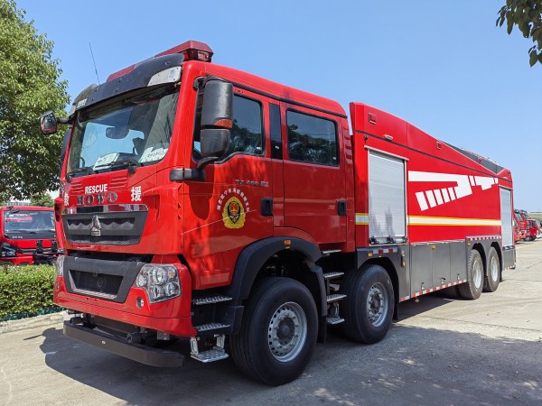 重汽豪沃水罐消防車 18 噸水